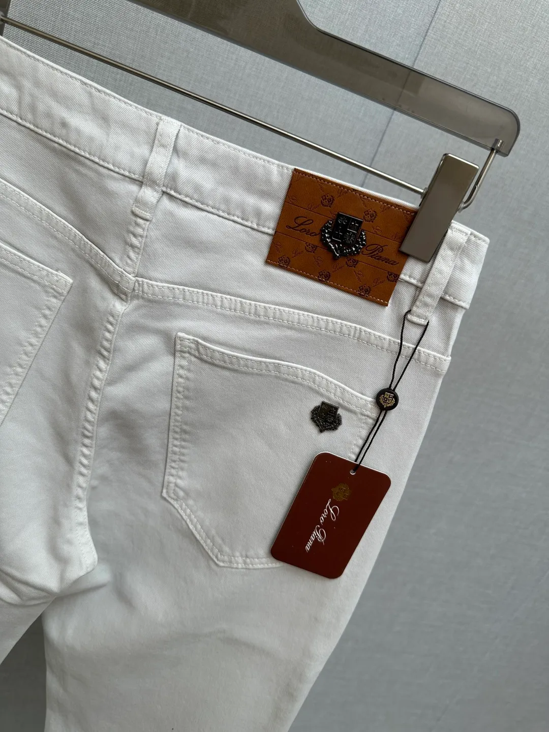 Available at the LP official website counter at the same time, the original is a very stylish pair of jeans, customized with original washed denim fabric, unique design, top-notch printing technology letter pattern logo, original hardware accessories decoration, an extremely outstanding pair of jeans, the materials and craftsmanship are extremely luxurious and exquisite, extremely high-grade, handsome and stylish upper body, recommended 👍, Sizes: 29-38